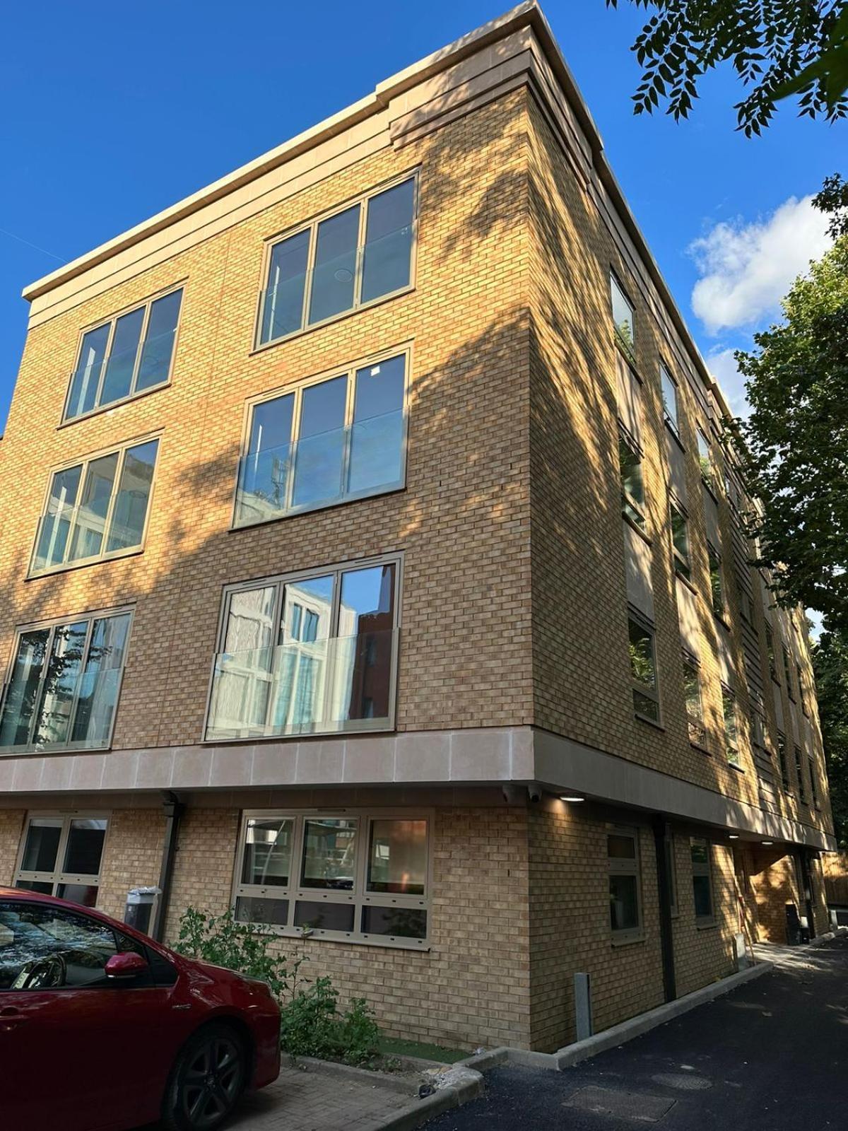 Kensington House By Solitaire Suites Slough Exterior photo